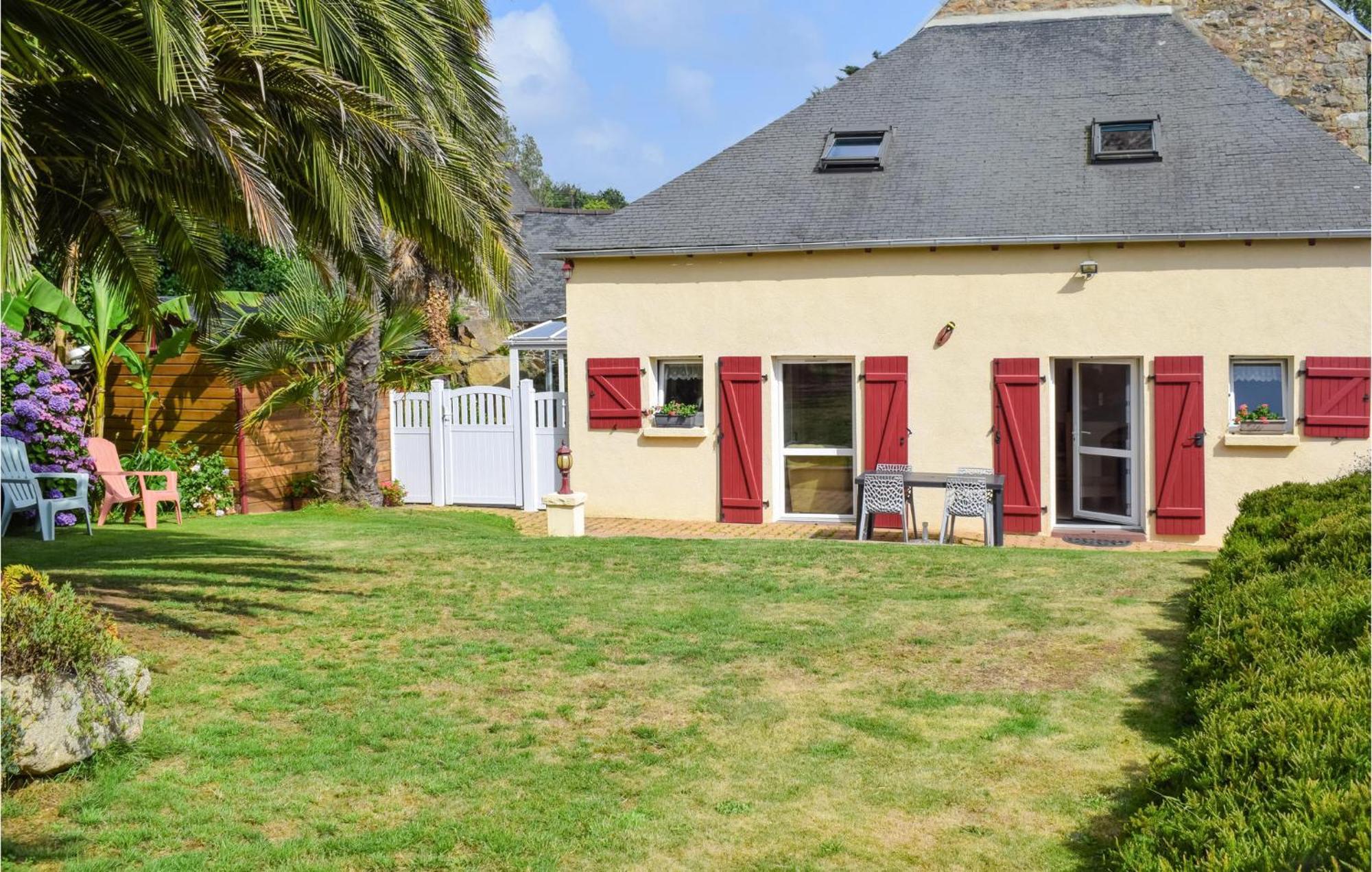 3 Bedroom Awesome Home In Lezardrieux Luaran gambar